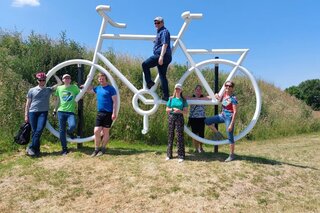 Fietsen in Twente - Groepsfoto bij fiets - Autitravel begeleide vakanties voor mensen met autisme