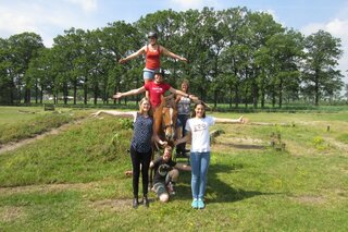 Paardrijvakantie Woudenberg - groepsfoto met paard3 - Autitravel begeleide vakanties voor mensen met autisme