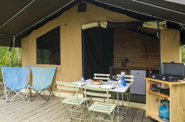 Buitenhof reizen voor mensen met autisme - Huttopia Lac de Carcans - tent exterieur