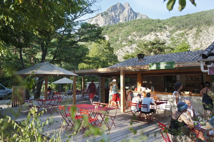 Buitenhof reizen voor mensen met autisme - Huttopia Gorges du Verdon - restaurant