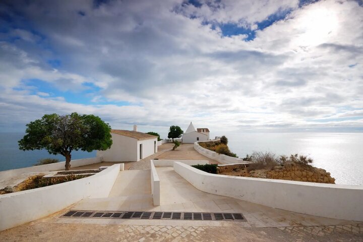 Algarve - kerkje aan zee - Autitravel begeleide vakanties voor mensen met autisme