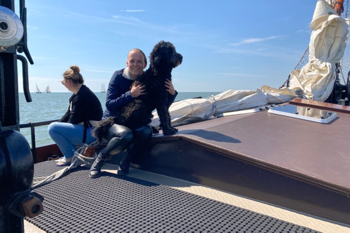 Zeiltocht - Foto met Dobber de scheepshond - Autitravel begeleide vakanties voor mensen met autisme