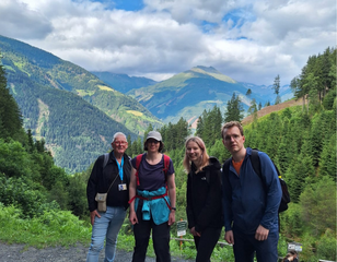 Buitenhof Reizen - Alpenzeit Flachau - begeleide groepsreizen voor mensen met autisme - reizigers op uitzichtpunt