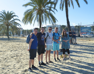 Buitenhof Reizen - Lanzarote - begeleide groepsreizen voor mensen met een verstandelijke beperking - Reiziger op het strand Buitenhof Reizen - Lanzarote - begeleide groepsreizen voor mensen met een verstandelijke beperking - Reiziger op het strand