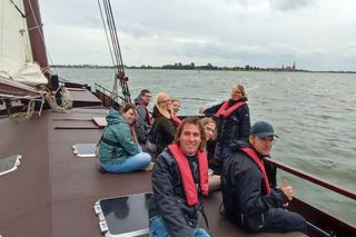 Auti Travel - Zeiltocht over de Waddenzee - begeleide vakanties voor mensen met autisme - Groepsfoto op het dek