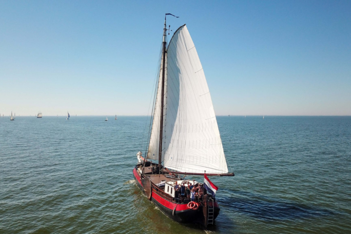 Buitenhof Reizen - Zeilen over de Waddenzee - begeleide vakanties voor mensen met een beperking -  Zeilschip het Vertrouwen