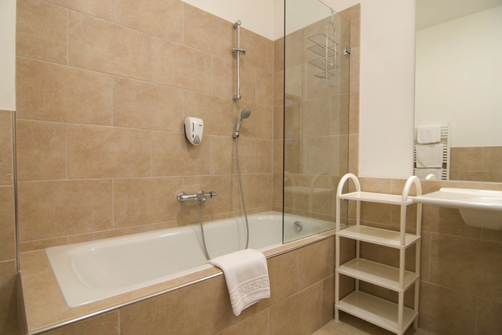 Buitenhof Reizen - Kirchberg - begeleide vakanties voor mensen met een beperking - Hotel Brauwirt badkamer voorbeeld