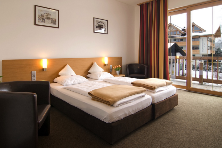 Buitenhof Reizen - Kirchberg - begeleide vakanties voor mensen met een beperking - Hotel Brauwirt slaapkamer voorbeeld