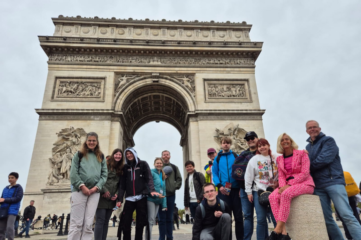 Auti Travel - Disneyland - begeleide vakanties voor mensen met autisme - Groepsfoto in Parijs