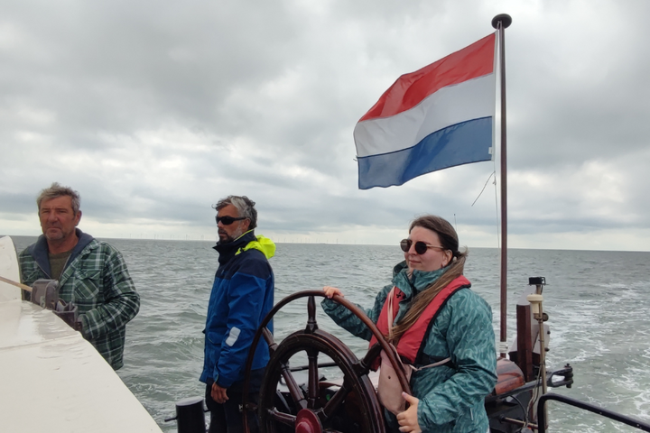 Auti Travel - Zeiltocht over de Waddenzee - begeleide vakanties voor mensen met autisme - Reiziger aan het roer