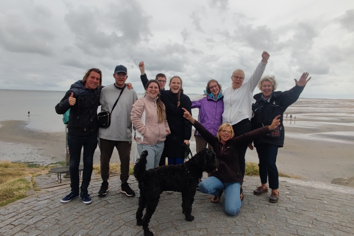Auti Travel - Zeiltocht over de Waddenzee - begeleide vakanties voor mensen met autisme - Groepsfoto op het strand