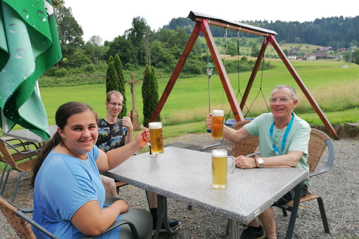 Auti Travel - Kirchberg in Tirol - begeleide vakanties voor mensen met autisme - Reizigers proosten