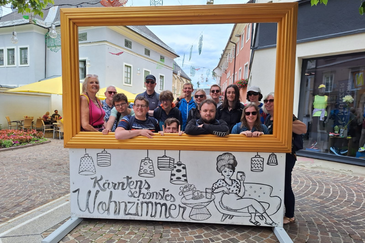 Auti Travel - Katschberg - begeleide vakanties voor mensen met autisme - Groepsfoto voor frame in stad
