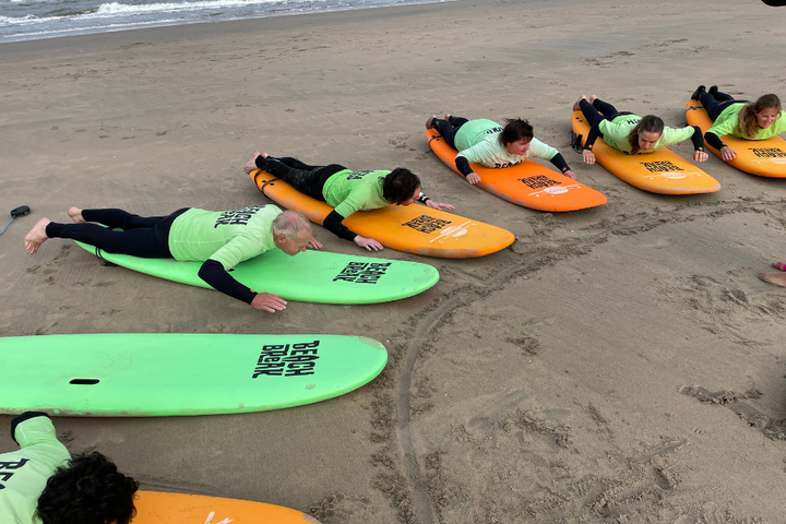 Auti Travel - Surf en Beach in Noordwijk - begeleide vakanties voor mensen met autisme - Surfen op het strand