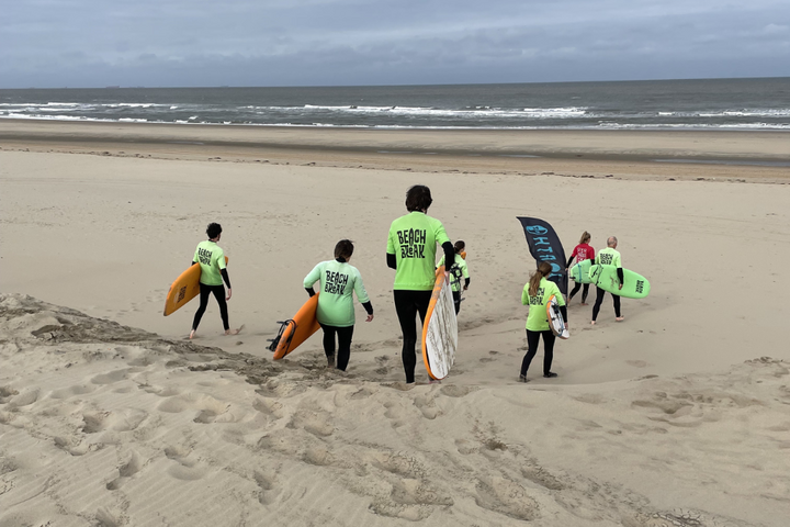 Auti Travel - Surf en Beach in Noordwijk - begeleide vakanties voor mensen met autisme - Reizigers naar zee