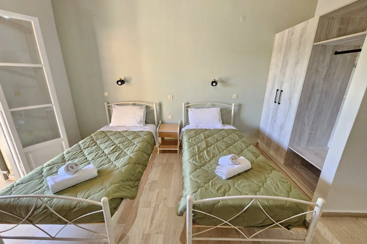 Auti Travel - Corfu - begeleide vakanties voor mensen met autisme - By June appartement Aristea slaapkamer voorbeeld