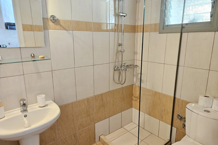 Auti Travel - Corfu - begeleide vakanties voor mensen met autisme - By June appartement Aristea badkamer voorbeeld