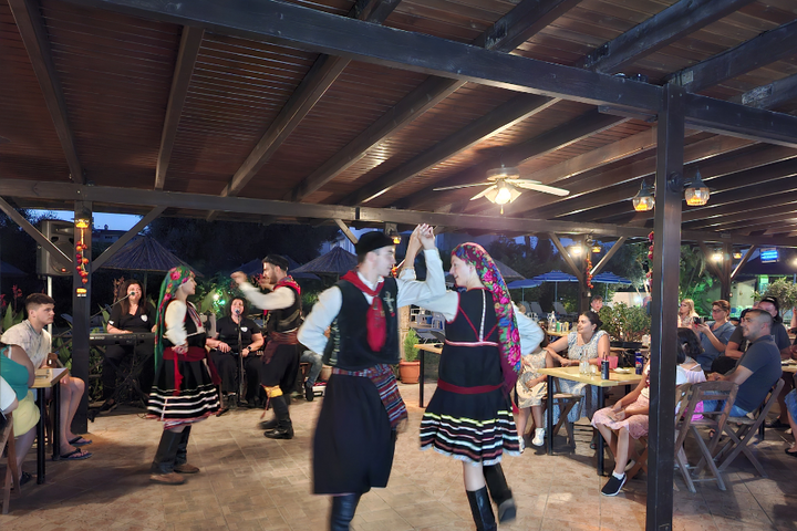 Auti Travel - Corfu - begeleide vakanties voor mensen met autisme - Grieks feest