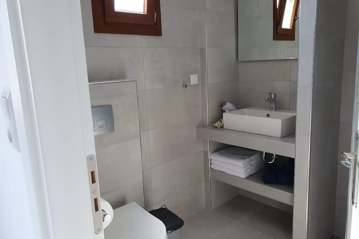 Auti Travel - Lesbos - begeleide vakanties voor mensen met autisme - Sunshine Appartementen badkamer voorbeeld