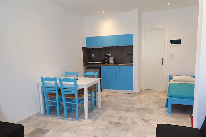 Auti Travel - Lesbos - begeleide vakanties voor mensen met autisme - Sunshine Appartementen keuken_ woonkamer