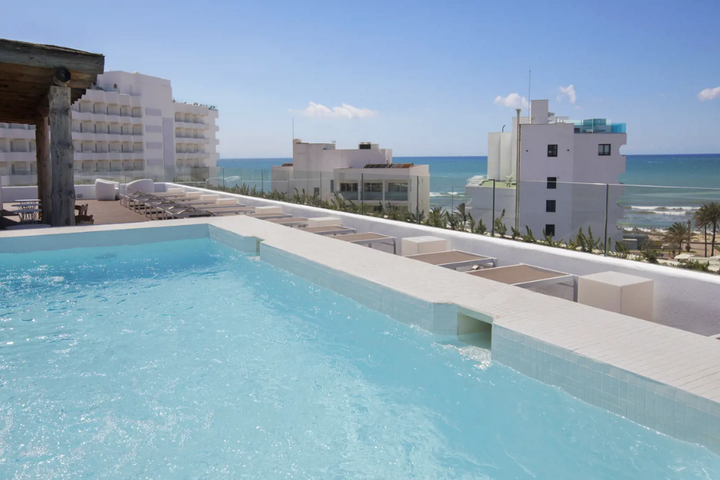 Auti Travel - Mallorca - begeleide vakanties voor mensen met autisme - HM Balanguera Beach rooftop pool