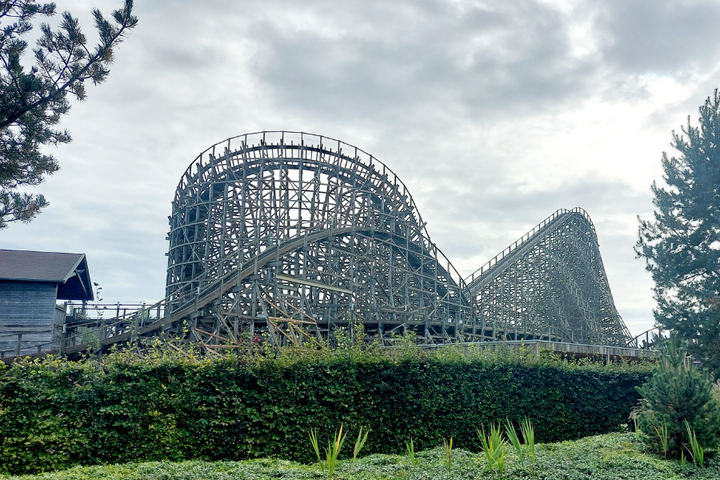 Auti Travel - Efteling Bosrijk - begeleide vakanties voor mensen met autisme - Efteling Joris en de draak attractie