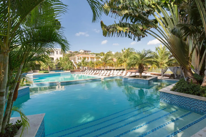 Auti Travel - CuraÃ§ao - begeleide vakanties voor mensen met autisme - Acoya Resort, Villas & Spa zwembad