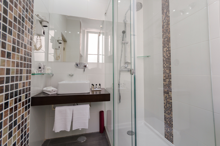 Auti Travel - Lissabon - begeleide vakanties voor mensen met autisme - Hotel Borges Chiado badkamer voorbeeld
