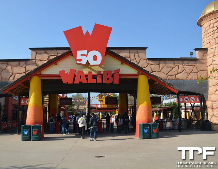 Buitenhof Reizen voor mensen met autisme  - Adrenaline in Walibi België - ingang pretpark