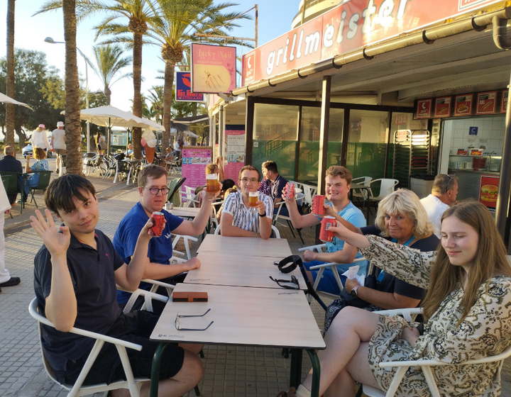 Buitenhof Reizen - Lanzarote - begeleide groepsreizen voor mensen met een verstandelijke beperking - Drankje op terras Buitenhof Reizen - Lanzarote - begeleide groepsreizen voor mensen met een verstandelijke beperking - Drankje op terras