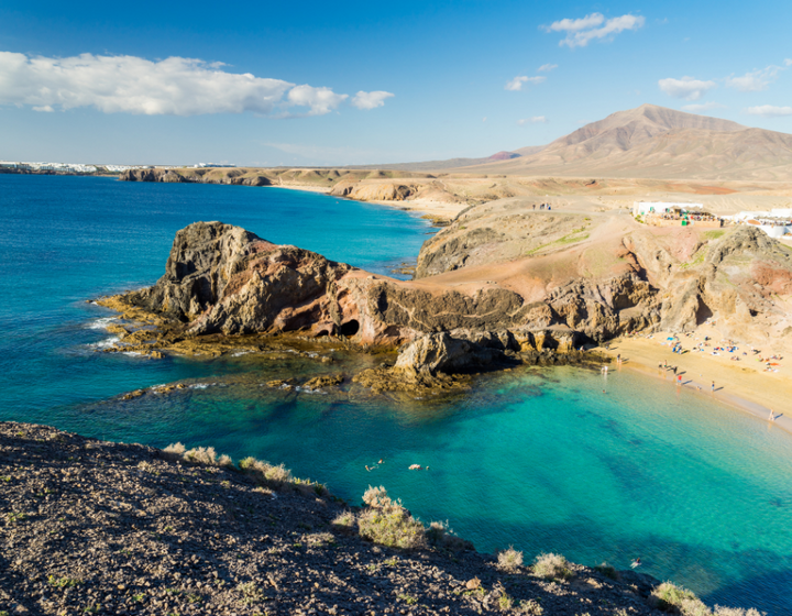Buitenhof Reizen - Lanzarote - begeleide groepsreizen voor mensen met een verstandelijke beperking - strand met rotsen Lanzarote Buitenhof Reizen - Lanzarote - begeleide groepsreizen voor mensen met een verstandelijke beperking - strand met rotsen Lanzarote